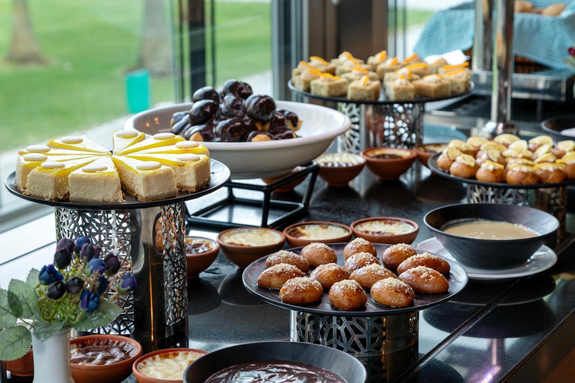 Miracle Istanbul Asia Airport Hotel & Spa Exterior photo A dessert buffet