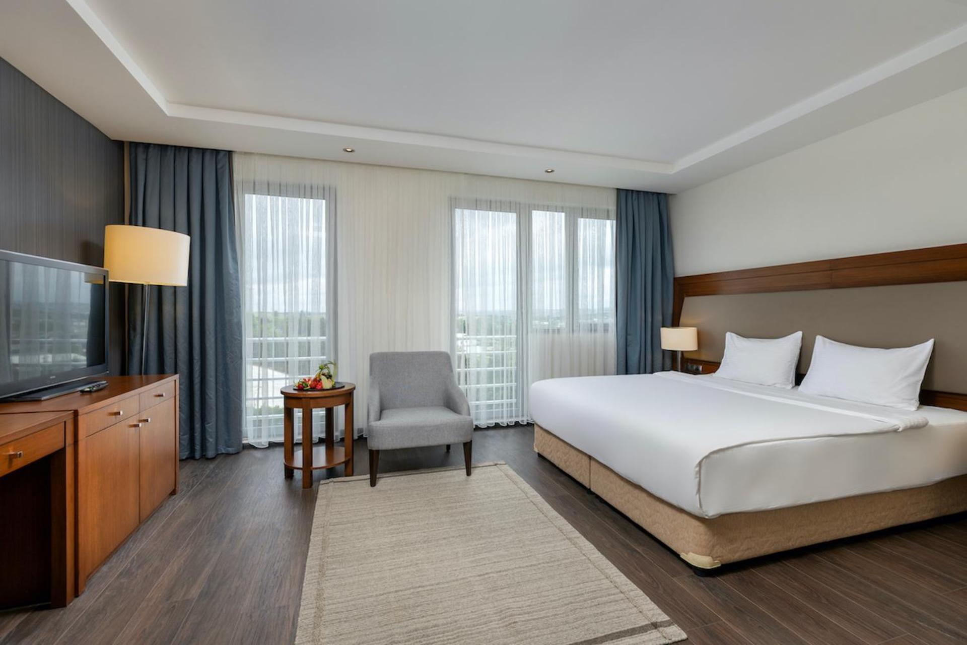 Miracle Istanbul Asia Airport Hotel & Spa Exterior photo A room at the hotel